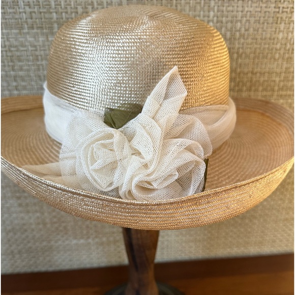 🌟HP🌟VTG 1990s Liz Claiborne Beige Straw Boater Hat with Netting Flowers & Band - Picture 4 of 13